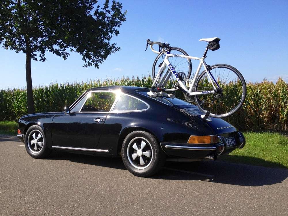 Машина вели. Порше 911 багажник. Porsche 911 Thule. Порше 911 велосипед. Porsche 911 Classic багажник.