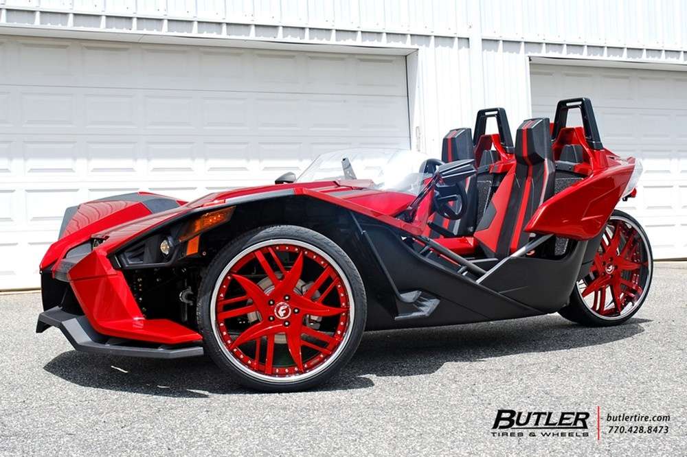Спорт-трайк Polaris Slingshot примерил красные колеса
