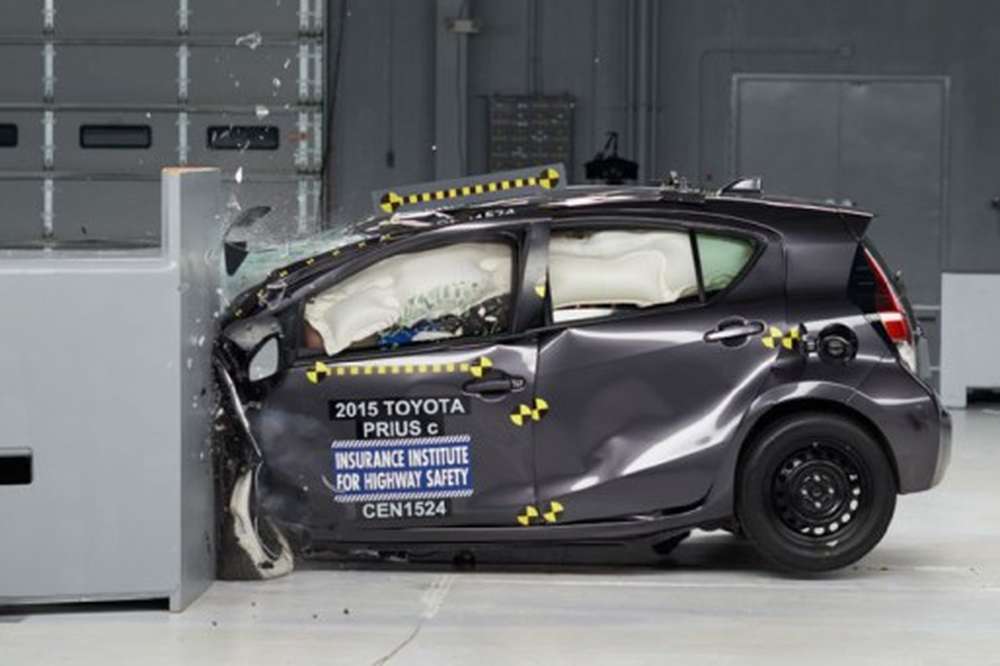 Усиленная Toyota Prius С не прошла краш-тест