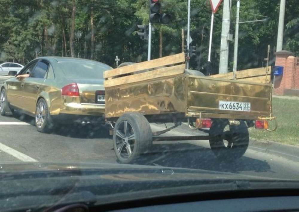 По российским дорогам колесит золотая Audi