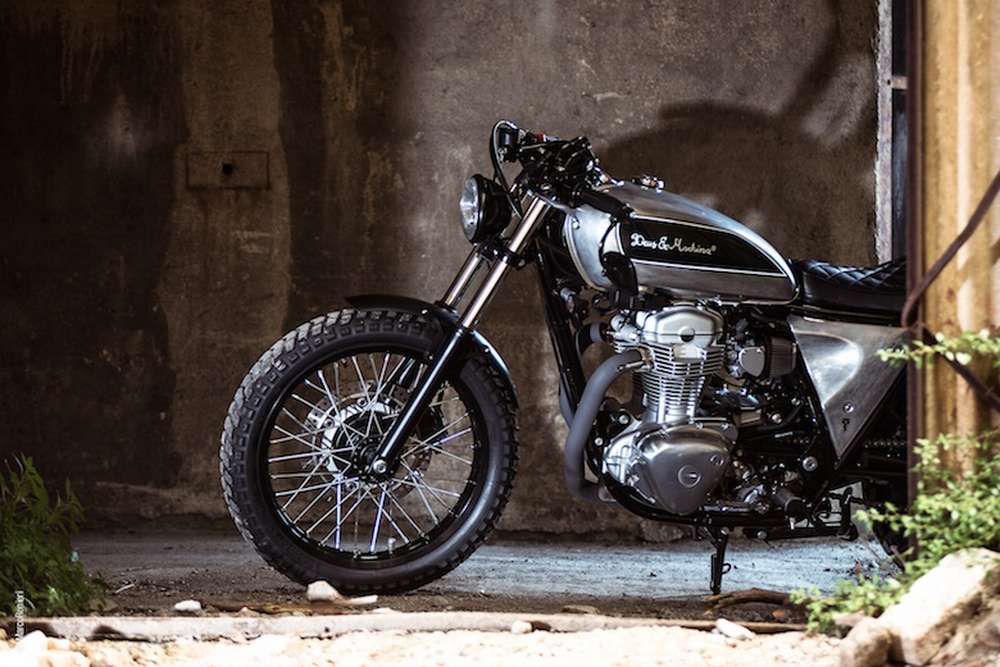 Kawasaki W800: кастом от Deus Saint