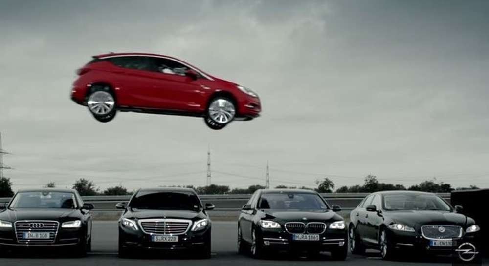 Opel Astra умеет летать 