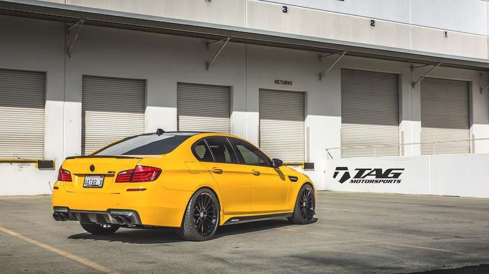 Желтая 10. BMW m5 f10 Yellow. BMW m5 f10 желтая. БМВ f10 желтая матовая. BMW m5 f10 Sari.