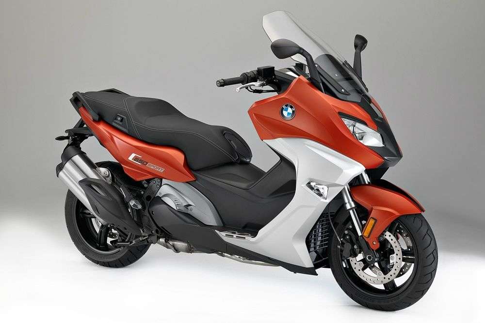 BMW выпустила комфортный и агрессивный скутеры 