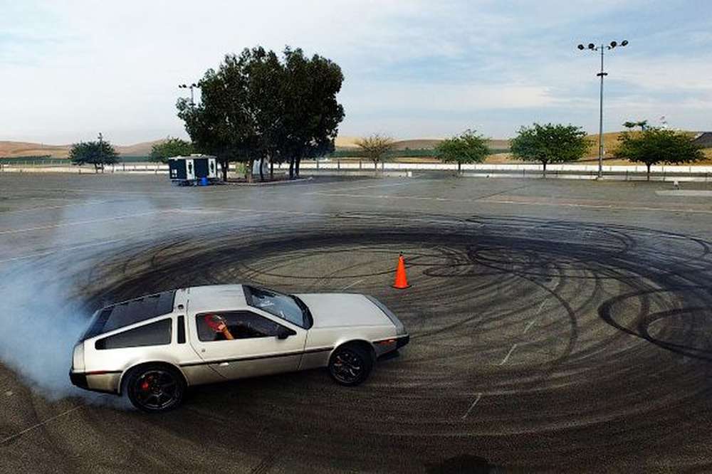 DeLorean научился дрифтить без помощи водителя