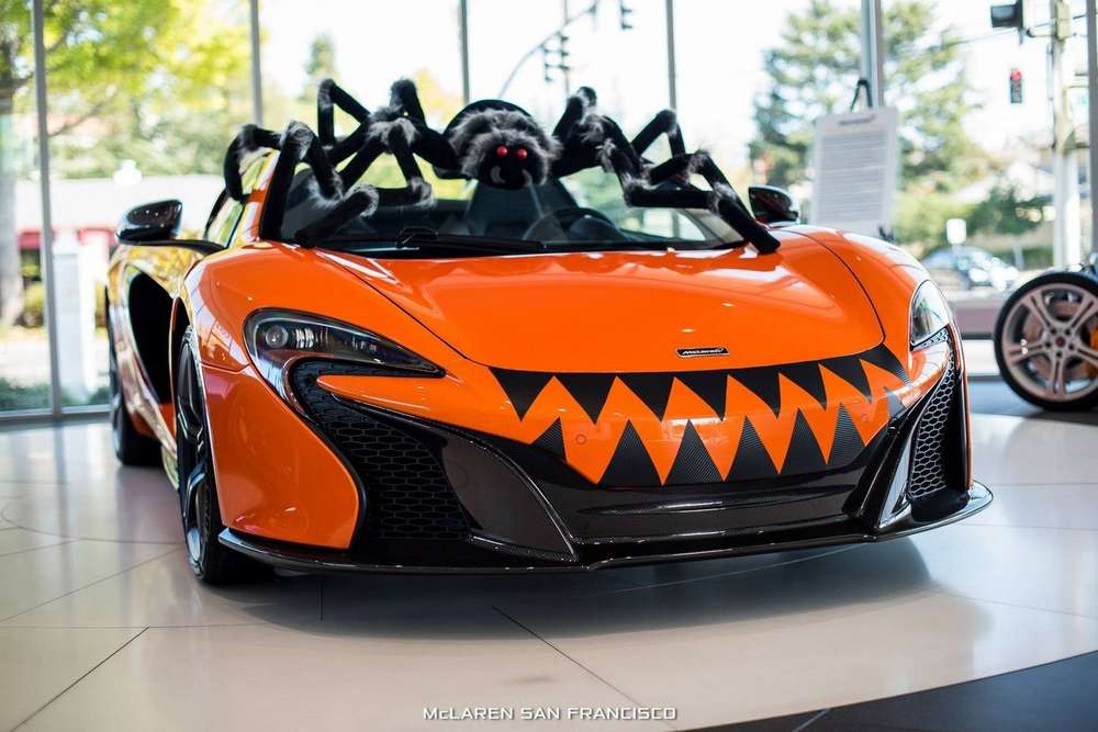 Суперкар McLaren превратили в страшилку для Дня всех святых