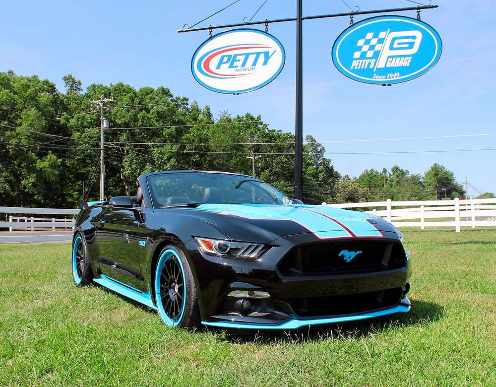 Ford Mustang GT превратился в 727-сильный «королевский» автомобиль