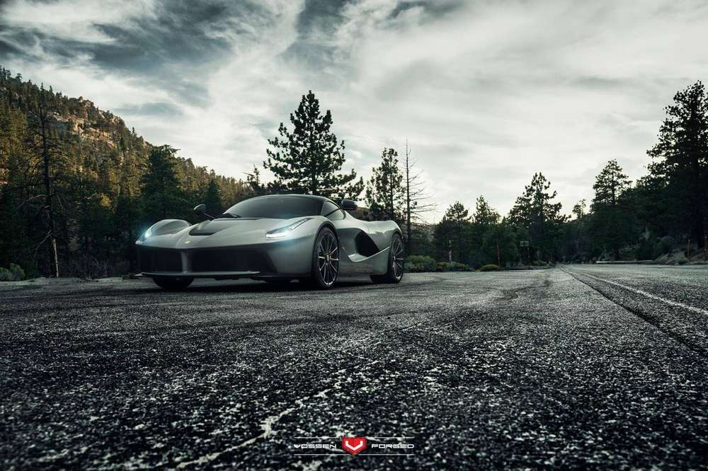 Vossen подарил специальному Ferrari эксклюзивные диски