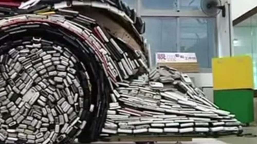 Тайванец построил «гоночный» болид из 25 тысяч мобильных телефонов