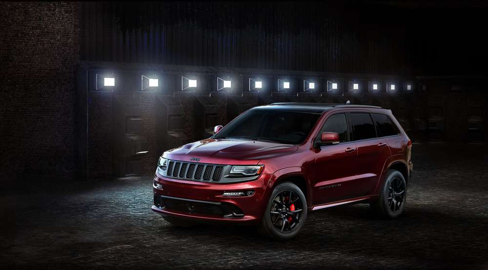Jeep заряжает «ночной» Grand Cherokee и везет его в Лос-Анджелес 