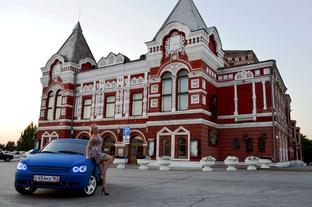 Самарский театр. Драмтеатр Самара. Самарский театр драмы имени Максима Горького. Самарский драматический театр архитектурный стиль. Драмтеатр вблизи Самара.