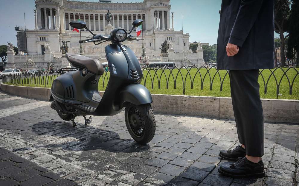 Emporio Armani Vespa 946: скутер с итальянским стилем и шиком