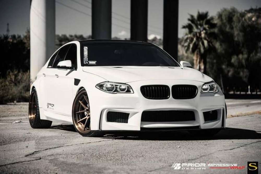 Белоснежный спорткар BMW M5 Prior Design на бронзовых «катках» Savini