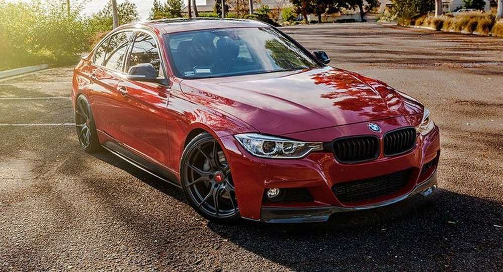 Алый седан BMW 335i с аэродинамическим боди-китом на дисках Vorsteiner 