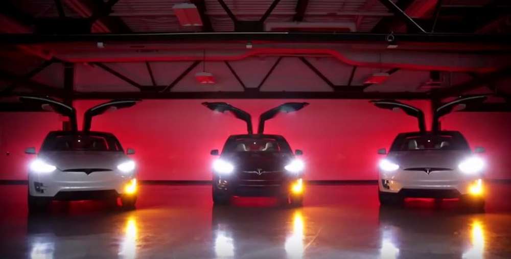 В Tesla поздравили клиентов при помощи трех фирменных кроссоверов