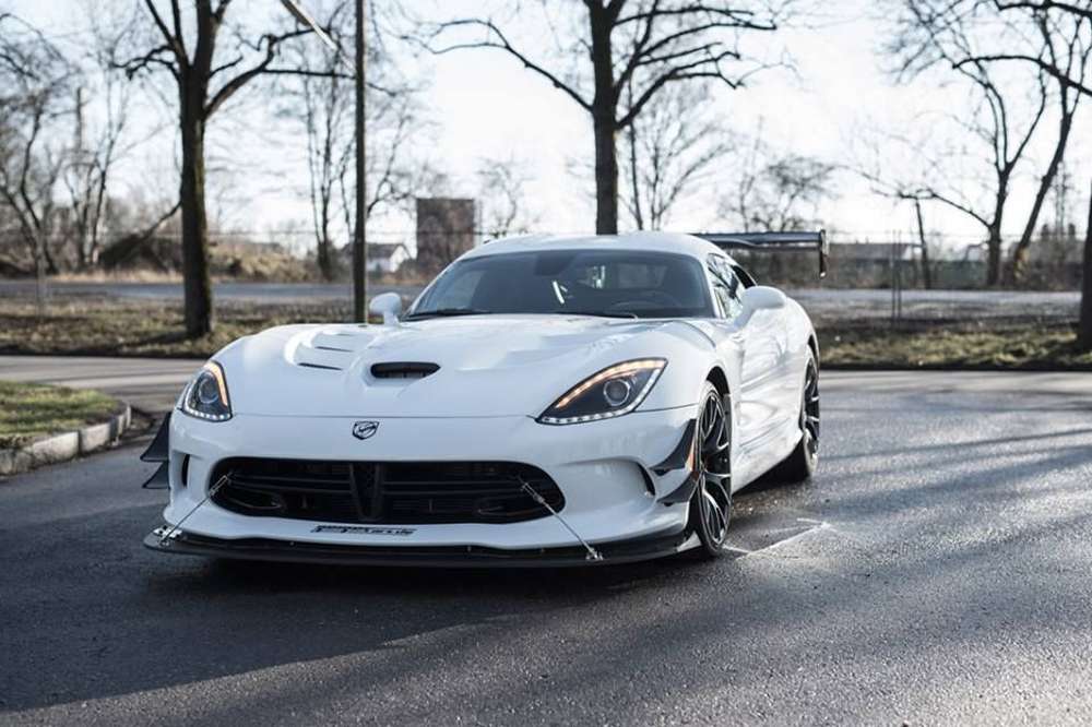 В Мюнхенском шоу-руме выставили яркий Dodge Viper ACR