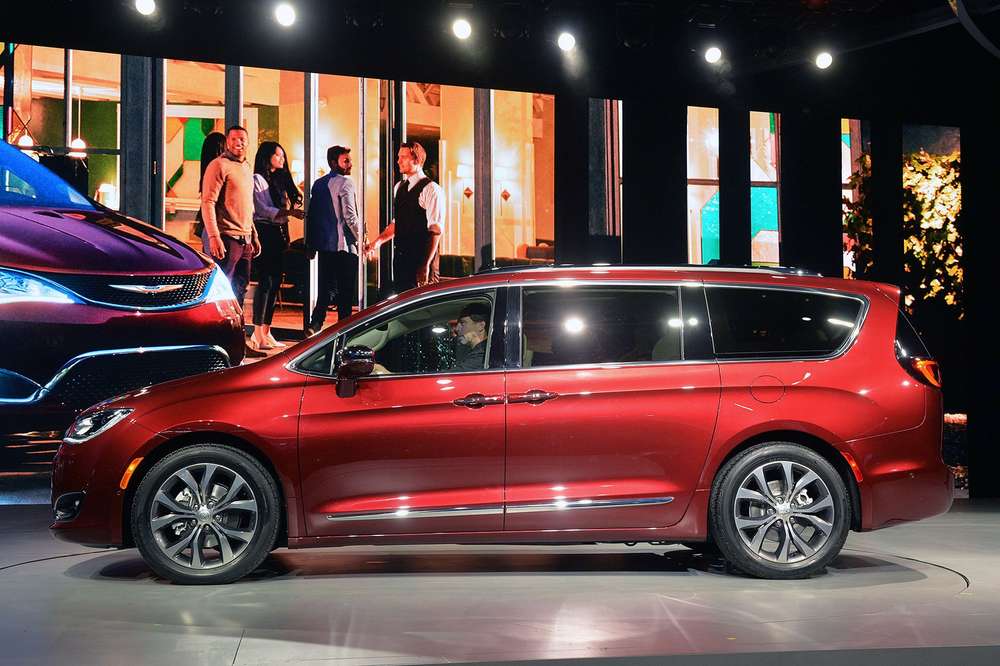 Chrysler Pacifica 2017 салон