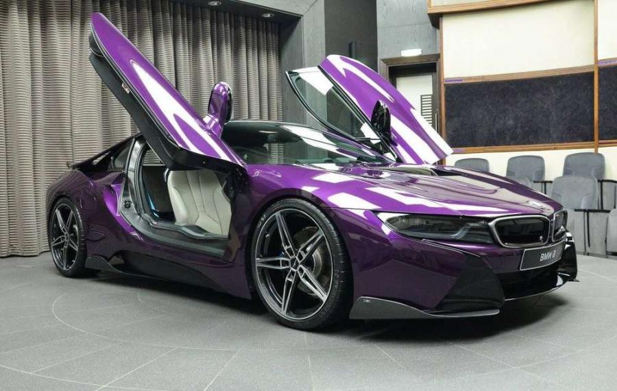 В шоу-руме дилера Abu Dhabi Motors появился фиолетовый BMW i8 с