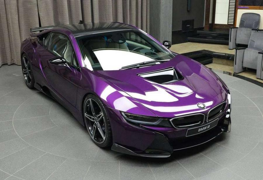 В шоу-руме дилера Abu Dhabi Motors появился фиолетовый BMW i8 с