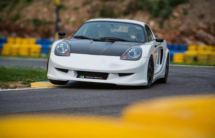 Toyota MR2 превратили в гоночный болид