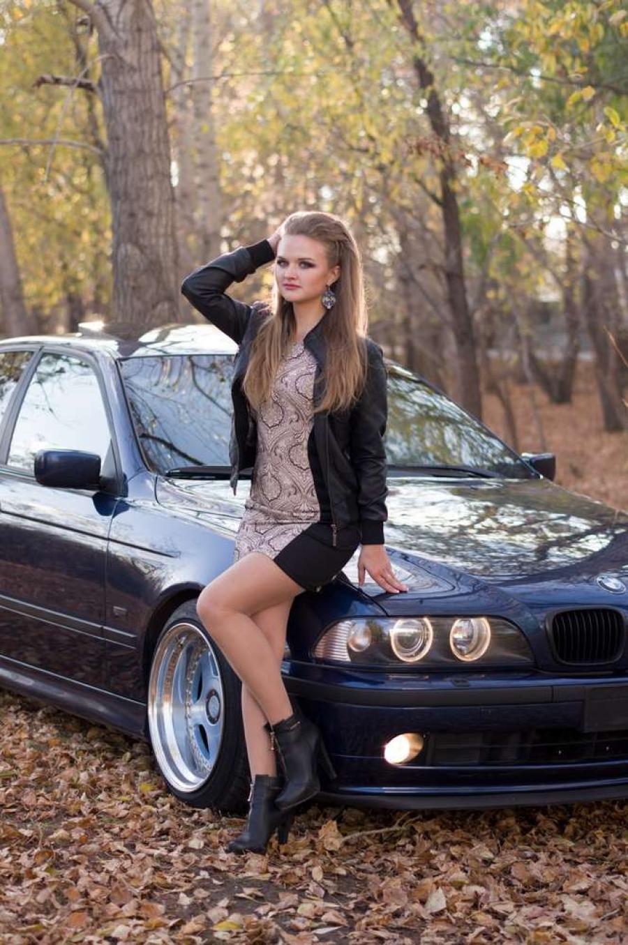 Милая брюнетка рядом с BMW