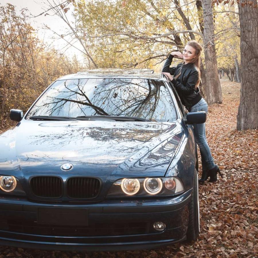 Милая брюнетка рядом с BMW