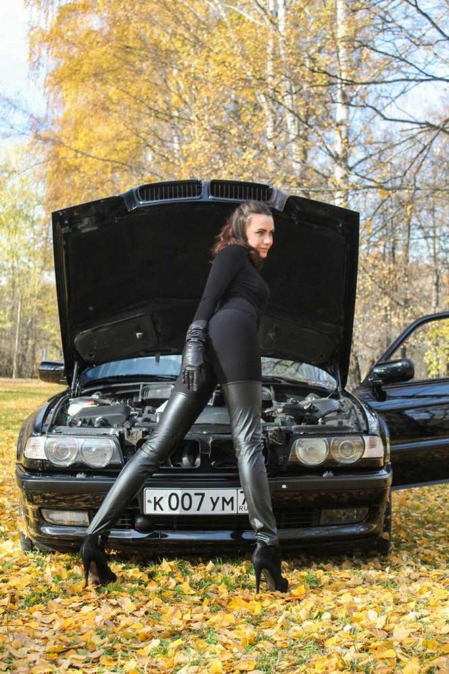 Милая девушка и BMW