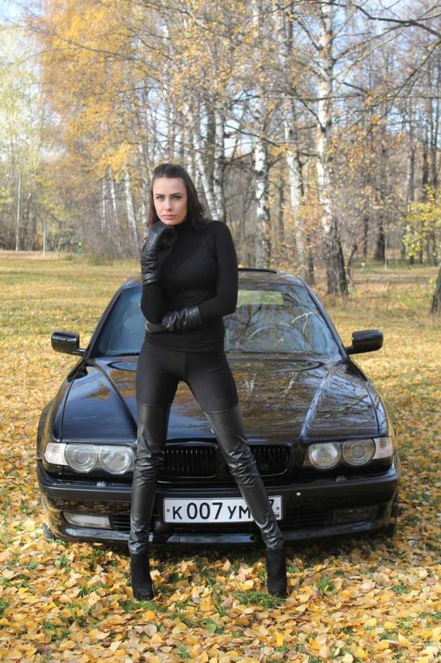 Милая девушка и BMW