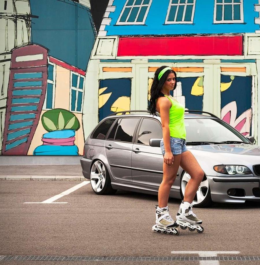 Спортивная девушка и BMW