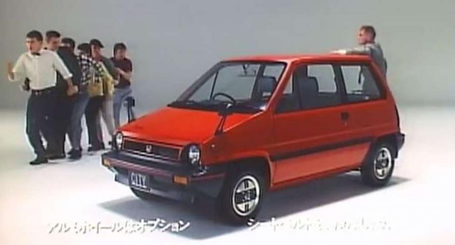Honda City, камера, газировка и мопед