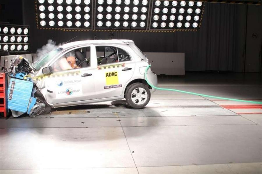 Nissan March разбили на краш-тестах