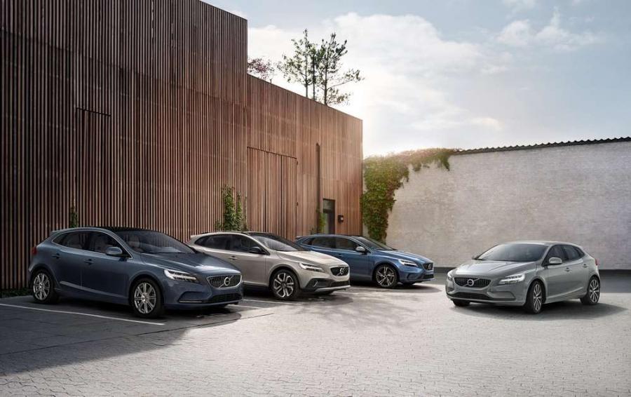 Компания Volvo официально рассекретила рестайлинговый хэтчбэк V40 и V40 Cross Country 2017 модельного года