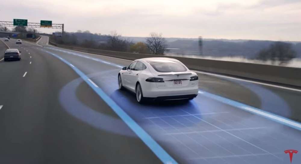 Компания Tesla показала работу своей системы автопилотирования на видео