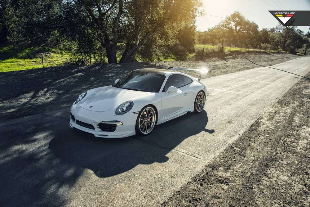Тюнинг-ателье Vorsteiner представило новый спойлер для Porsche 911