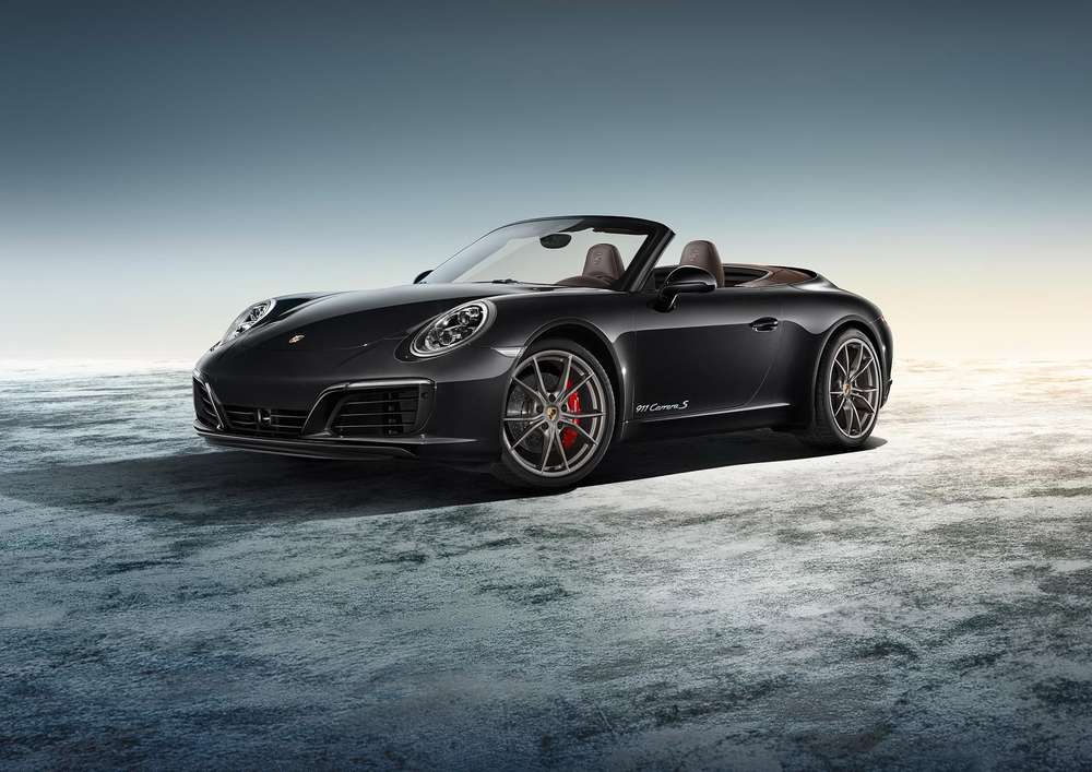 Салон спорткара Porsche 911 нового поколения отделали деревом