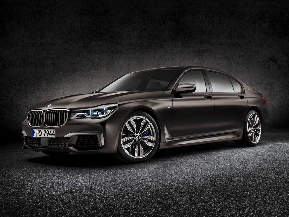 Состоялась премьера седана BMW M760Li xDrive с 600-сильным двигателем