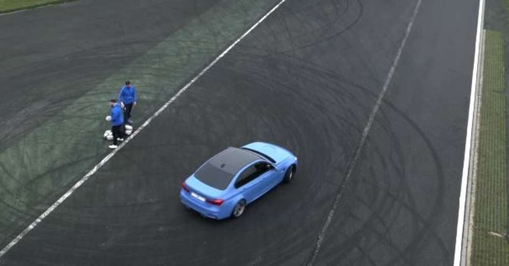 Противостояние дня: известные регбисты против седана BMW M3
