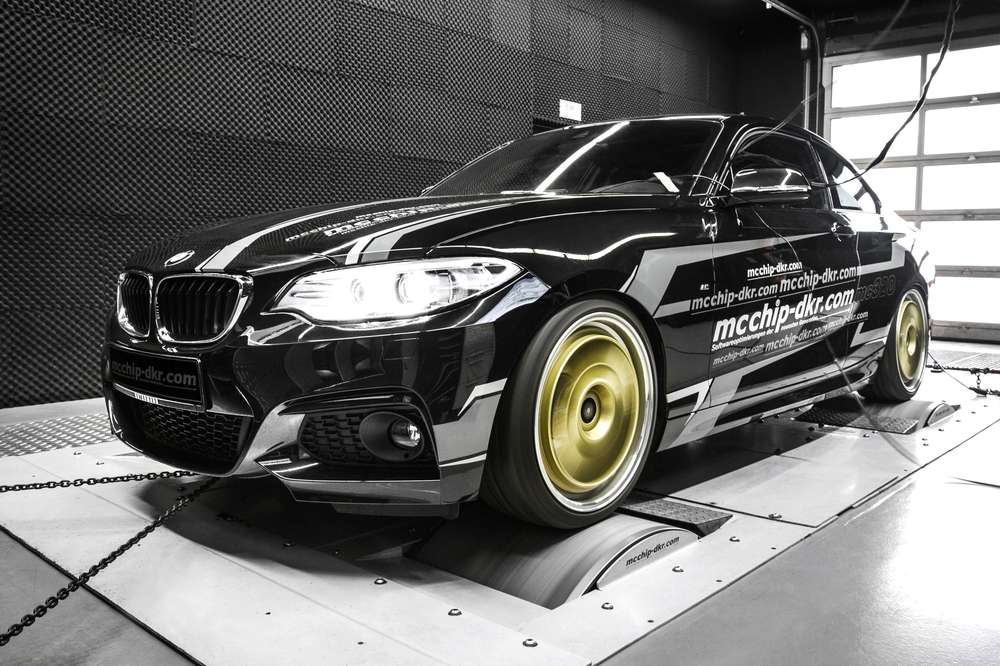 «Двушка» на адреналине: BMW 220i дотянулась до старших сестер