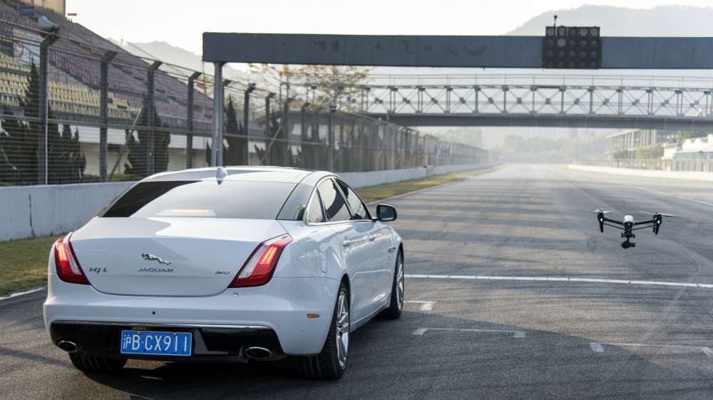 Jaguar XJ и квадрокоптер снялись в новом видеоролике