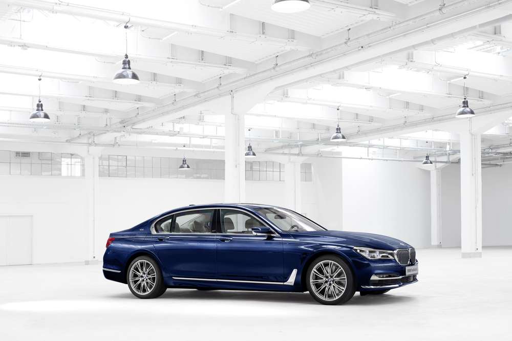 Покупателям «векового» седана BMW 7-Series подарят золотые ручки Montblanc
