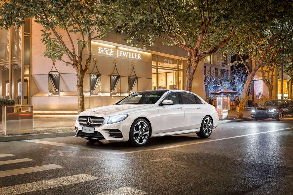 Компания Mercedes-Benz рассекретила длиннобазную версию седана E-Class