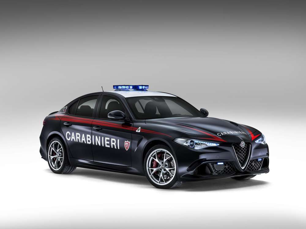 «Горячий» седан Alfa Romeo Guilia QV пополнил автопарк итальянской полиции