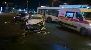 На Партизанском проспекте Skoda, проезжая перекресток на красный, врезалась в Peugeot 