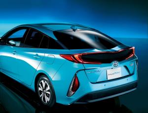 В Японии начались продажи Toyota Prius PHV нового поколения