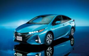 В Японии начались продажи Toyota Prius PHV нового поколения