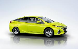 В Японии начались продажи Toyota Prius PHV нового поколения