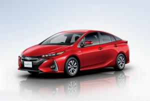 В Японии начались продажи Toyota Prius PHV нового поколения