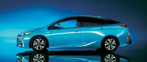 В Японии начались продажи Toyota Prius PHV нового поколения