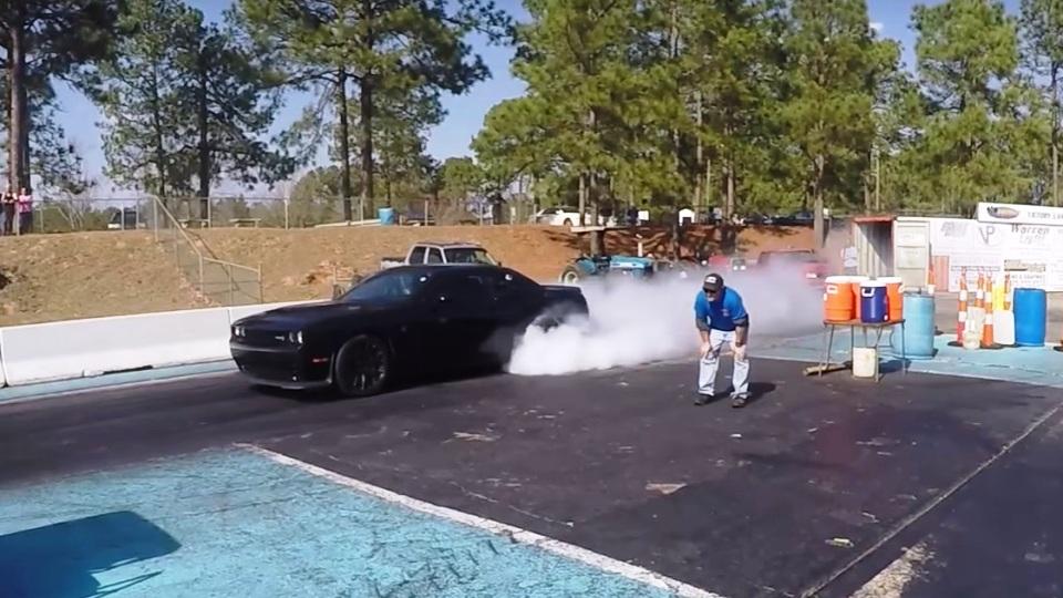 Видео: Challenger Hellcat сломался в гонке против Tesla