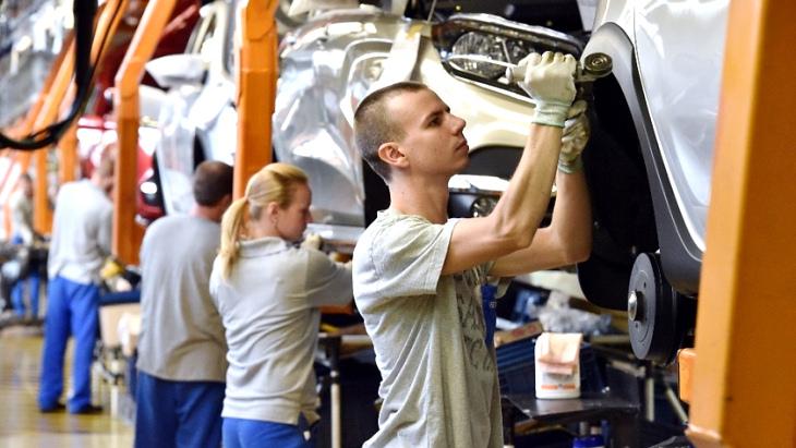 АвтоВАЗ решил сократить более 7 сотен сотрудников